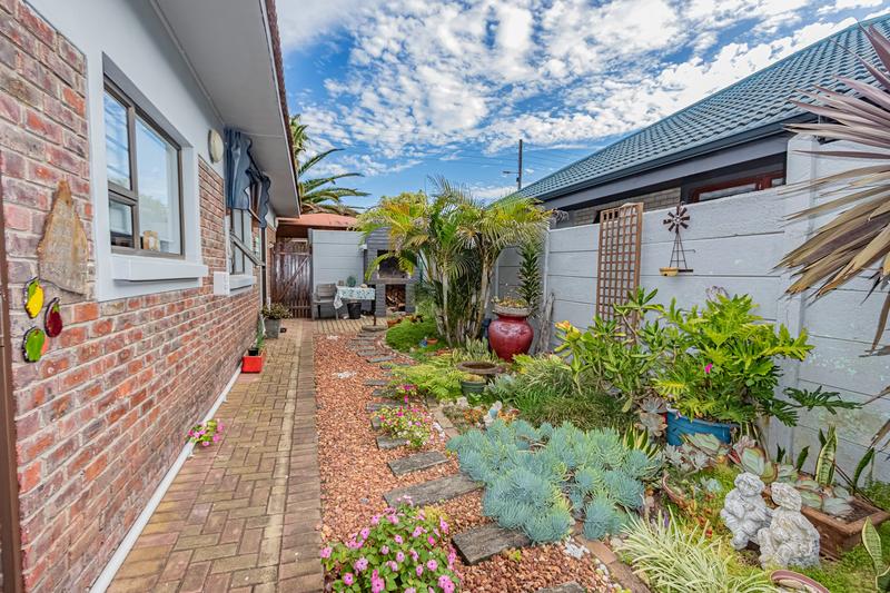 6 Bedroom Property for Sale in Fraaiuitsig Western Cape